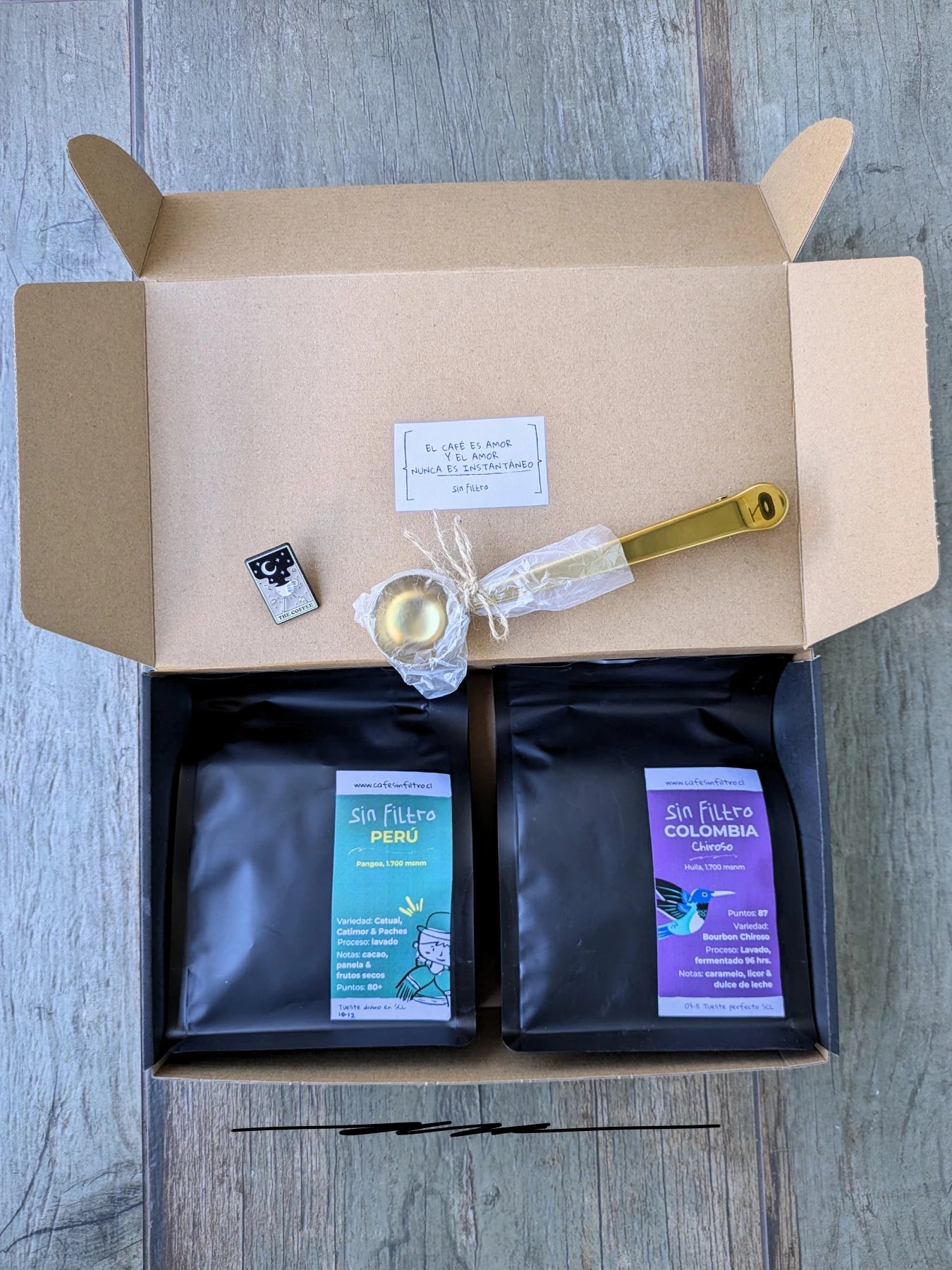 Kit Regalo Doble: 2 Cafés + Cuchara Pinza + Pin - Café Sin Filtro